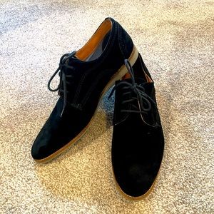 Men’s black dress shoes